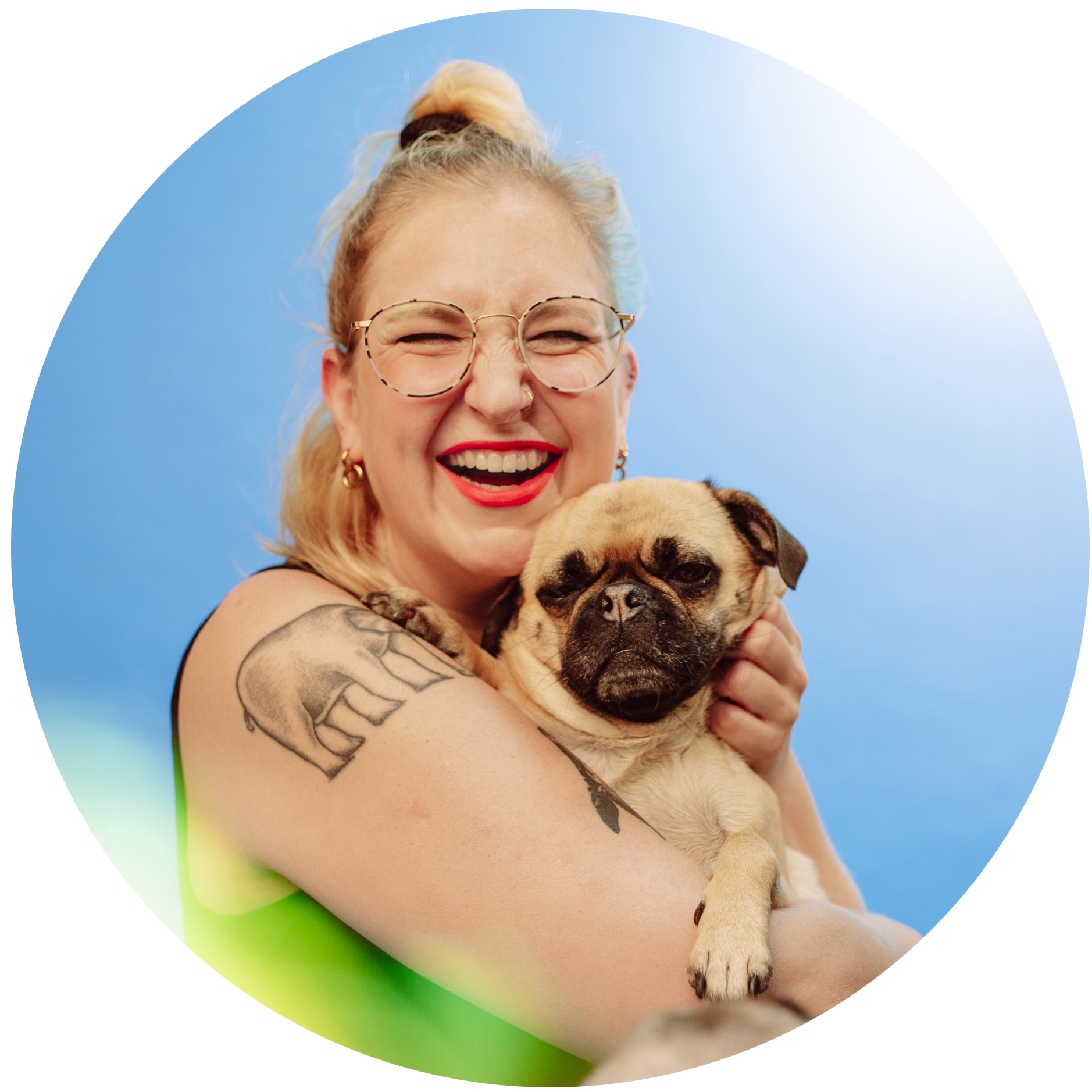Portraitfoto Franziska Feldmann mit Mops Ansga auf dem Arm – Copyright Kim Hoss
